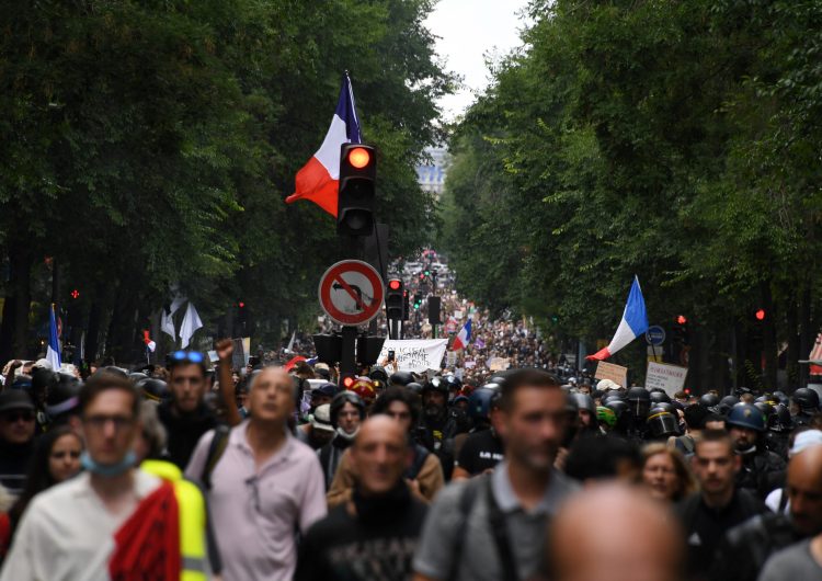 Franceses vuelven a manifestarse contra el pasaporte sanitario anticovid