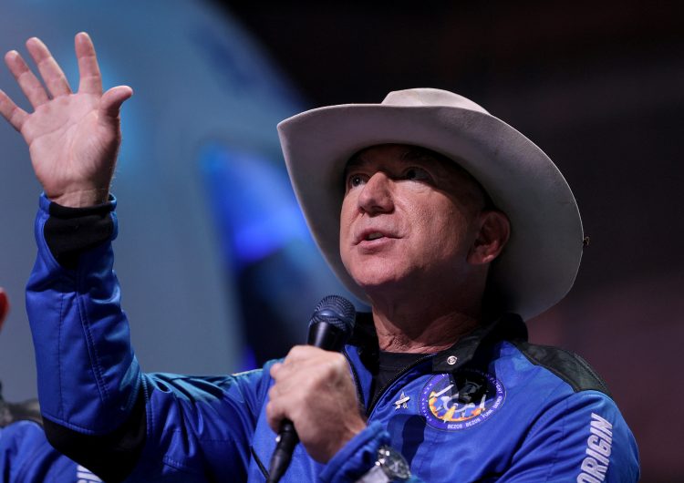Jeff Bezos se anota como el segundo multimillonario en viajar al espacio