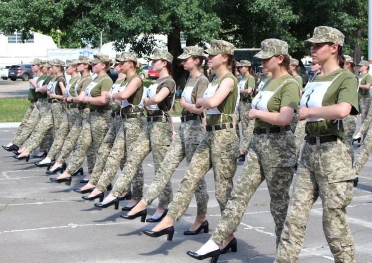 Ucrania anuncia controvertido plan para que las mujeres militares marchen con tacones
