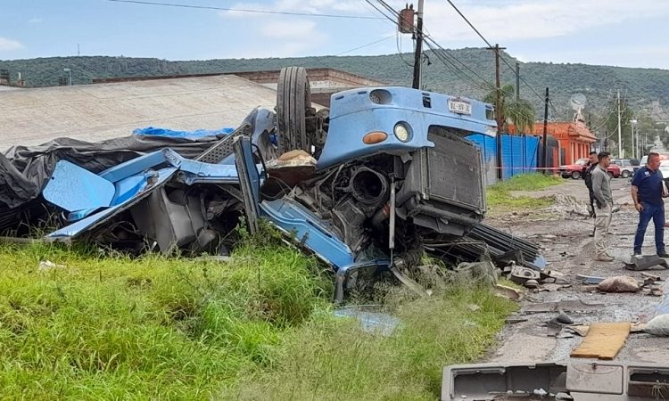 Volcadura de trailer deja dos personas muertas en Calvillo