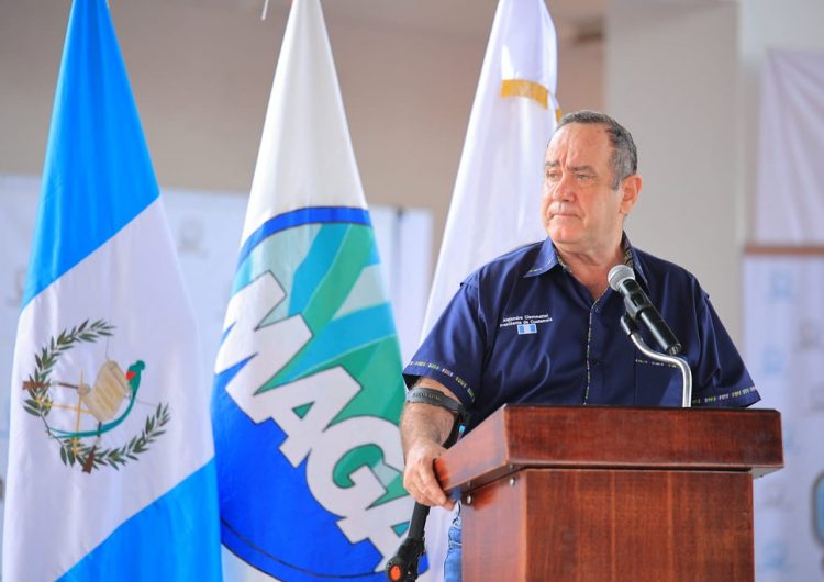 Guatemala: presidente Giammattei prohíbe protestas; ‘alborotan contagios de covid-19’