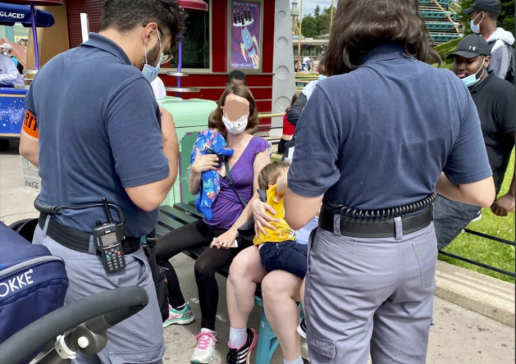 Disneylandia París se disculpa tras impedir a una madre amamantar en público