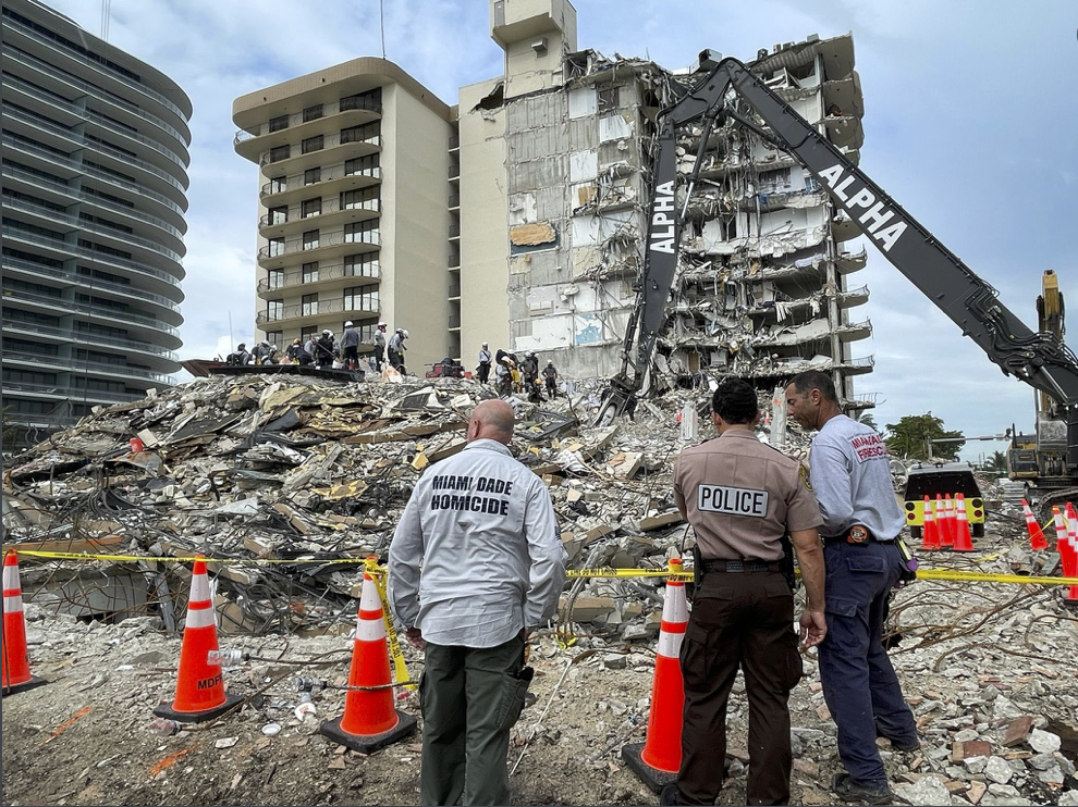 Champlain Towers South, un edificio de 12 pisos construido frente al mar, se derrumbó parcialmente durante la noche del 24 de junio. Foto: @MiamiDadePD