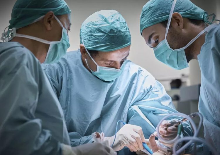 A mujer le extirpan un seno tras diagnosticarle cáncer erróneamente