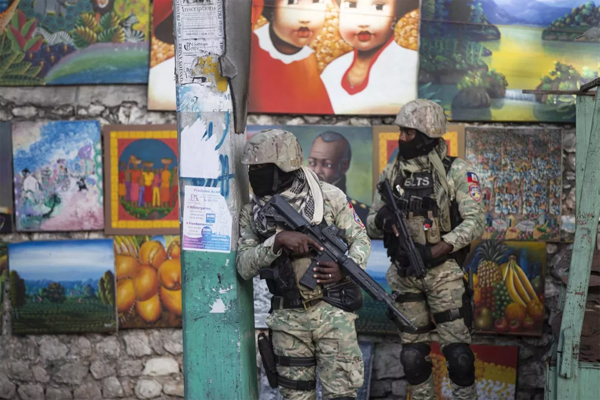 Patrullaje de soldados en Petion-Ville, el suburbio de Puerto Príncipe donde vivía el difunto presidente haitiano Jovenel Moïse. (Foto: Joseph Odelyn/AP Photo)