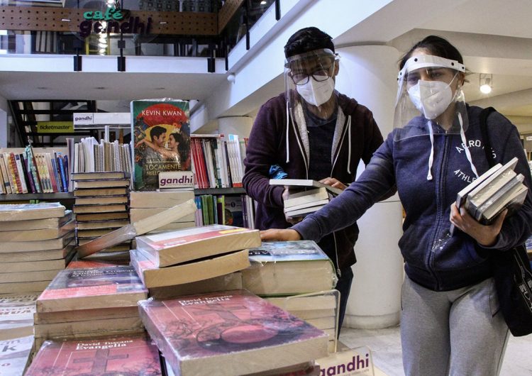 Cinco décadas de poner libros en las manos de los lectores