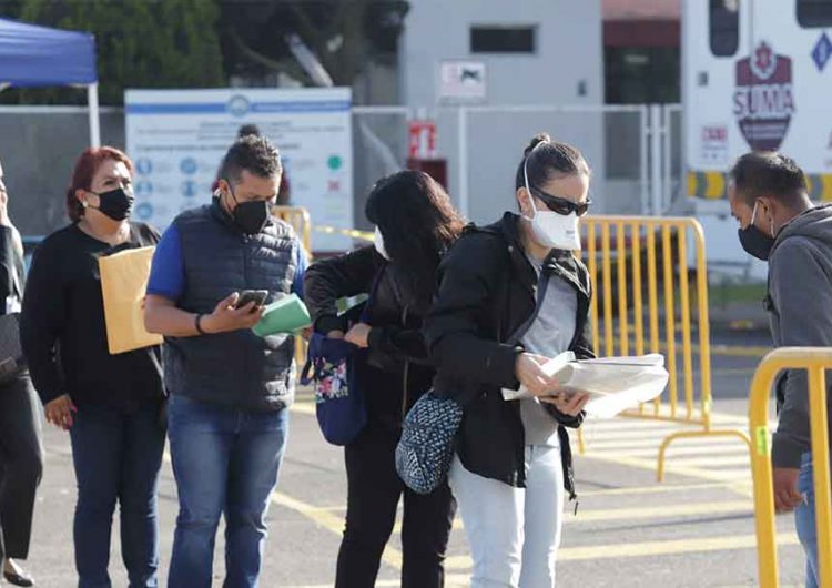 Poblanos obedecen y acuden a vacunarse contra el Covid en grandes aglomeraciones