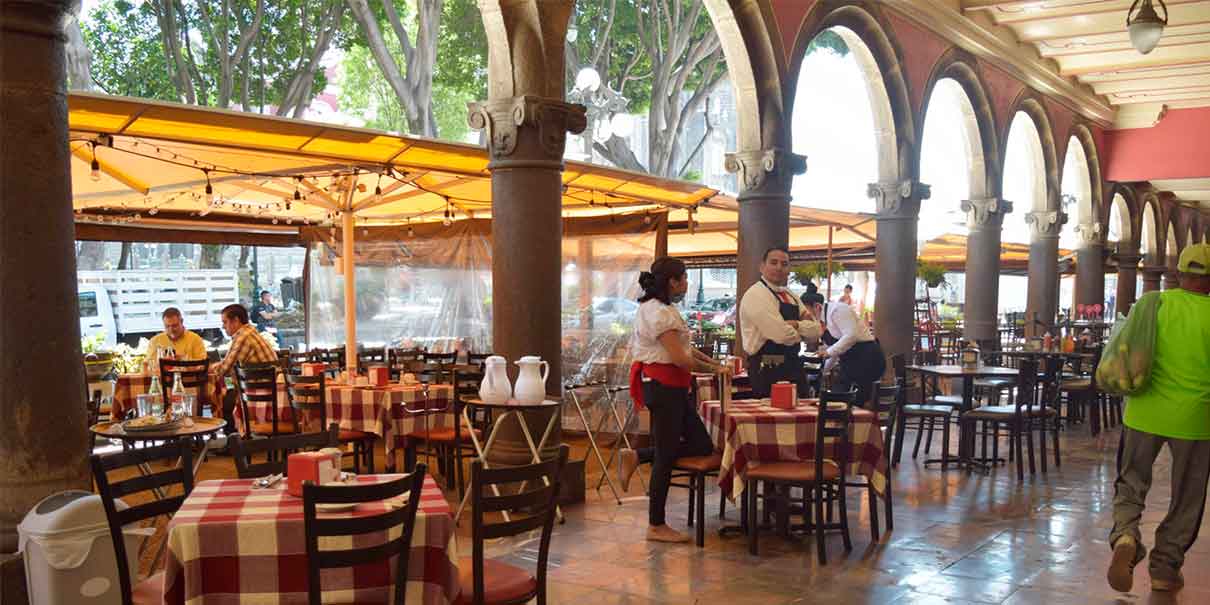 Por irresponsabilidad social, Puebla reduce aforo al 30% en restaurantes, cines y plazas comerciales