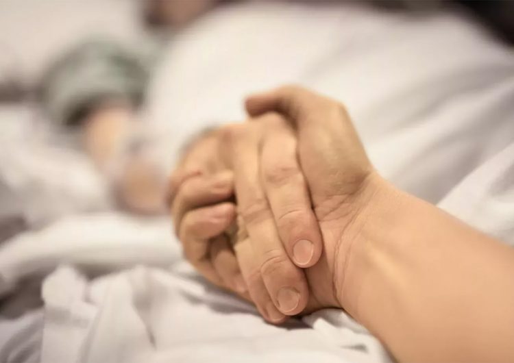 Hombre sin vacunar es sometido a doble trasplante de pulmón tras contraer el covid-19
