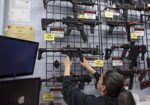 México demanda a fabricantes de armas en EU por comercialización ‘negligente y tráfico ilícito’