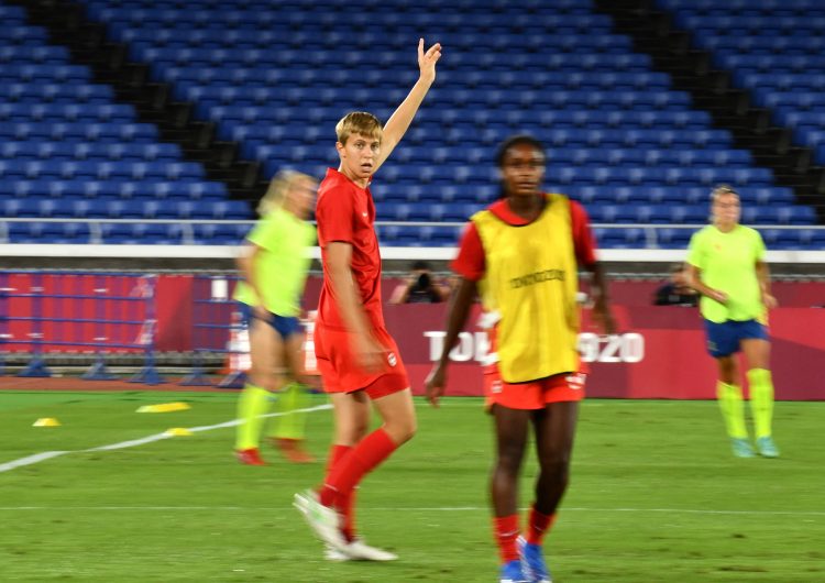 La canadiense Quinn, primer deportista transgénero en llevarse el oro olímpico