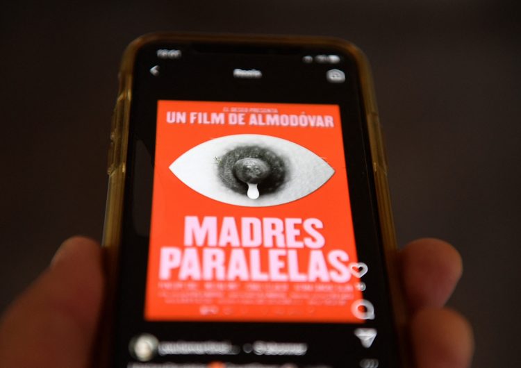 Almodóvar denuncia retirada del cartel de su nueva película en Instagram