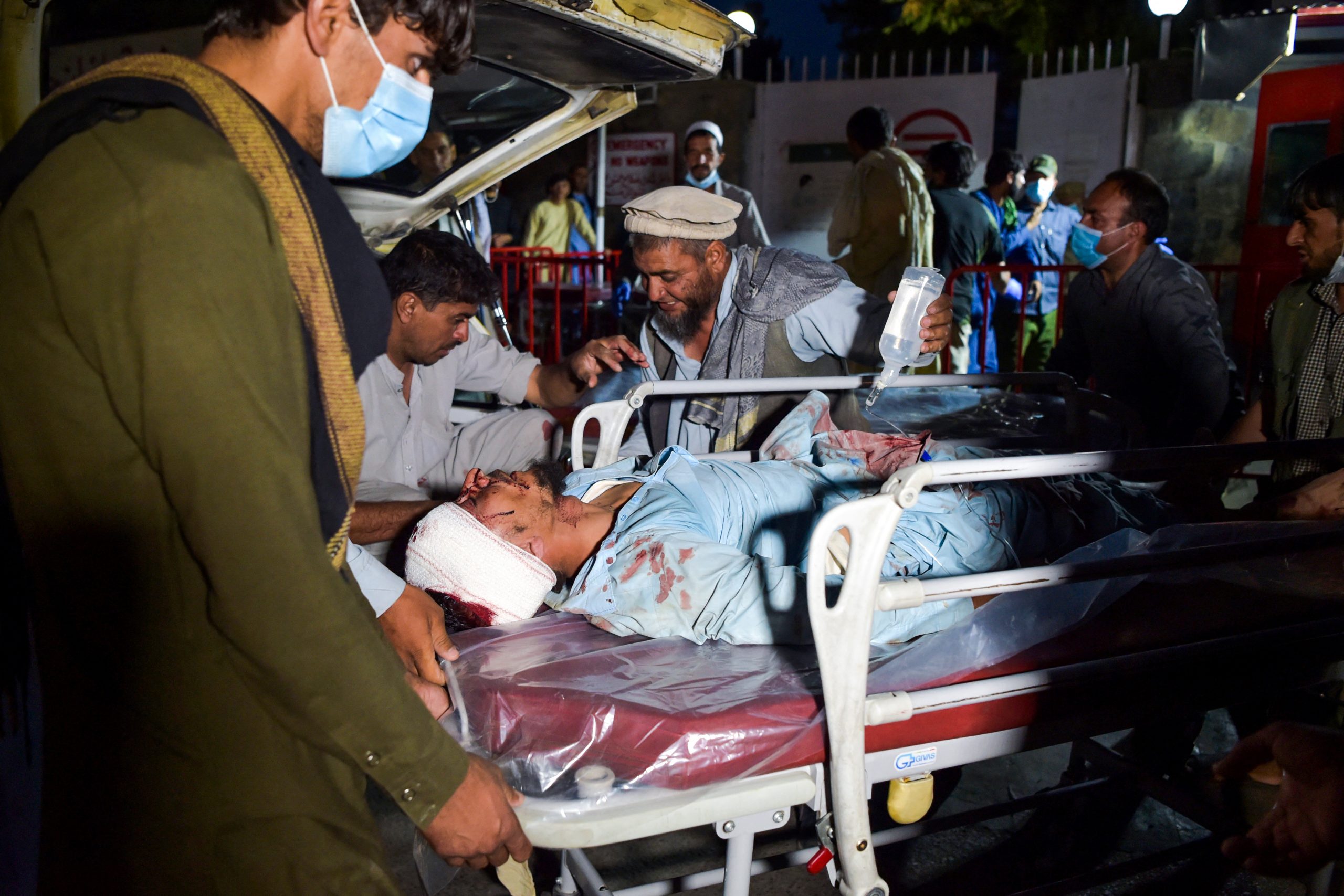 El primer ataque se perpetró por medio de un coche bomba suicida. Foto: Wakil Kohsar/AFP