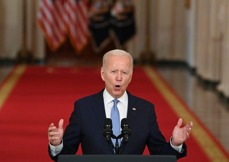 Salida fue un ‘éxito extraordinario’, asegura Biden tras abandonar a cientos de estadounidenses en Afganistán