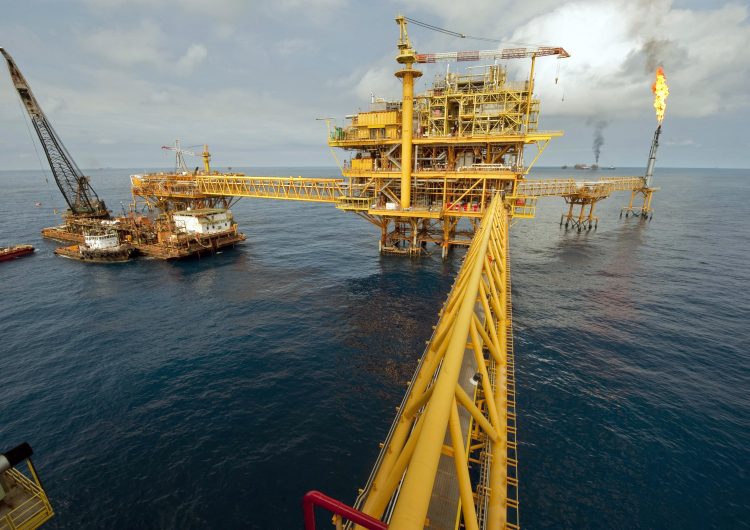 Incendio en plataforma de Pemex deja un muerto, seis heridos y cinco desaparecidos
