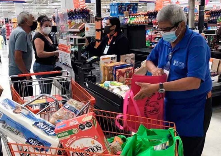 Abues poblanos regresaron a empacar a centros comerciales