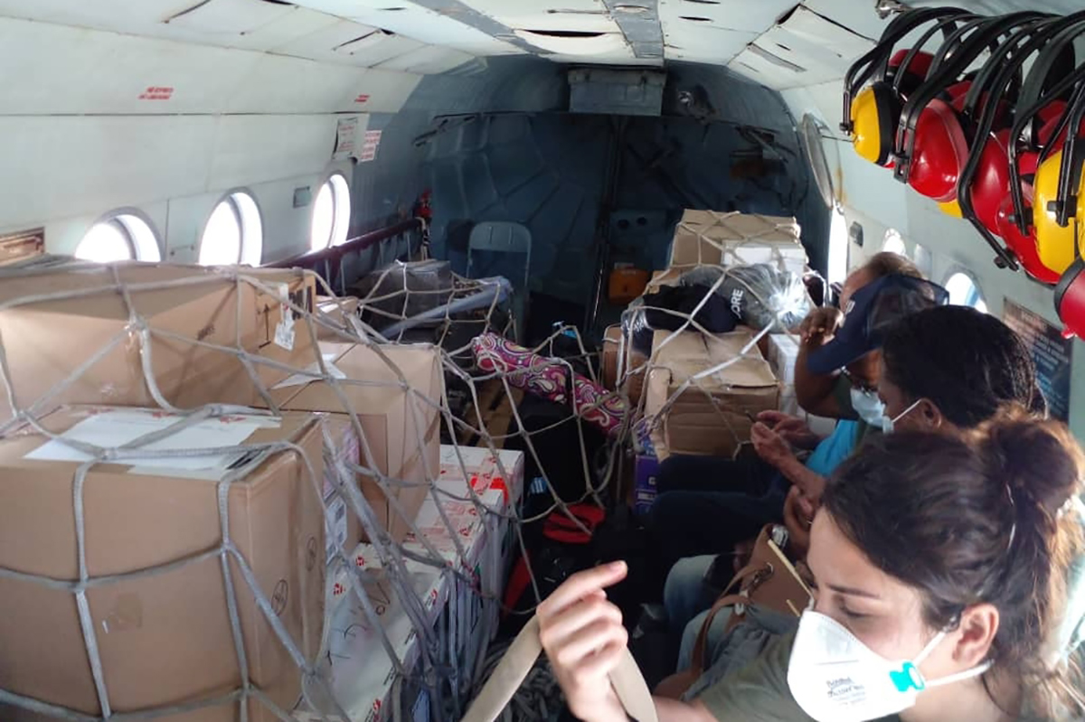 Un equipo de emergencia de MSF viaja en helicóptero desde Puerto Príncipe a Grand Anse con suministros médicos y humanitarios. (Foto: MSF)