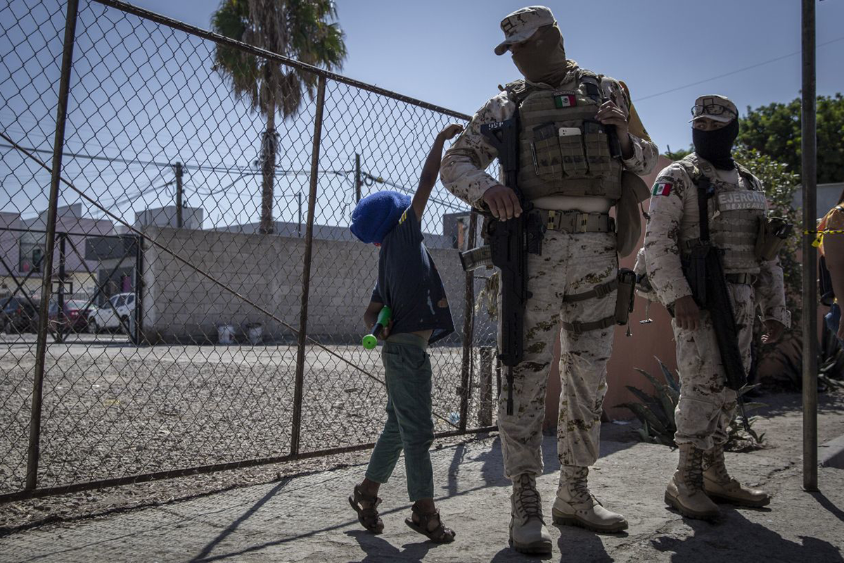 Un niño migrante interactúa con un militar del Ejército Mexicano en Tijuana. México ya no es solo país de tránsito, sino de origen y retorno. (Foto: Omar Martínez /Cuartoscuro)