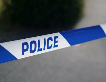 Policía confunde el cuerpo de una mujer con un maniquí y lo arroja a la basura
