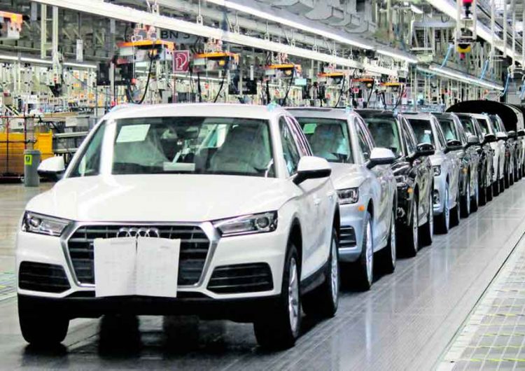 Trabajadores realizan paro de brazos caídos en Audi Puebla