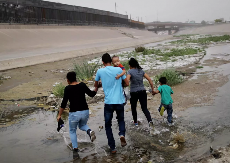 Patrulla fronteriza halla dos bebés hondureños abandonados a orillas del Río Bravo