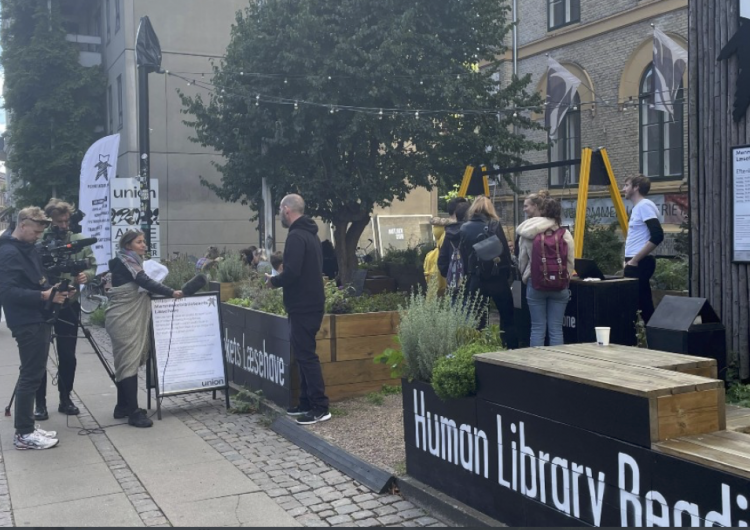 En la ‘Biblioteca Humana’ se puede pedir ‘prestada’ a una persona para que cuente la historia de su vida