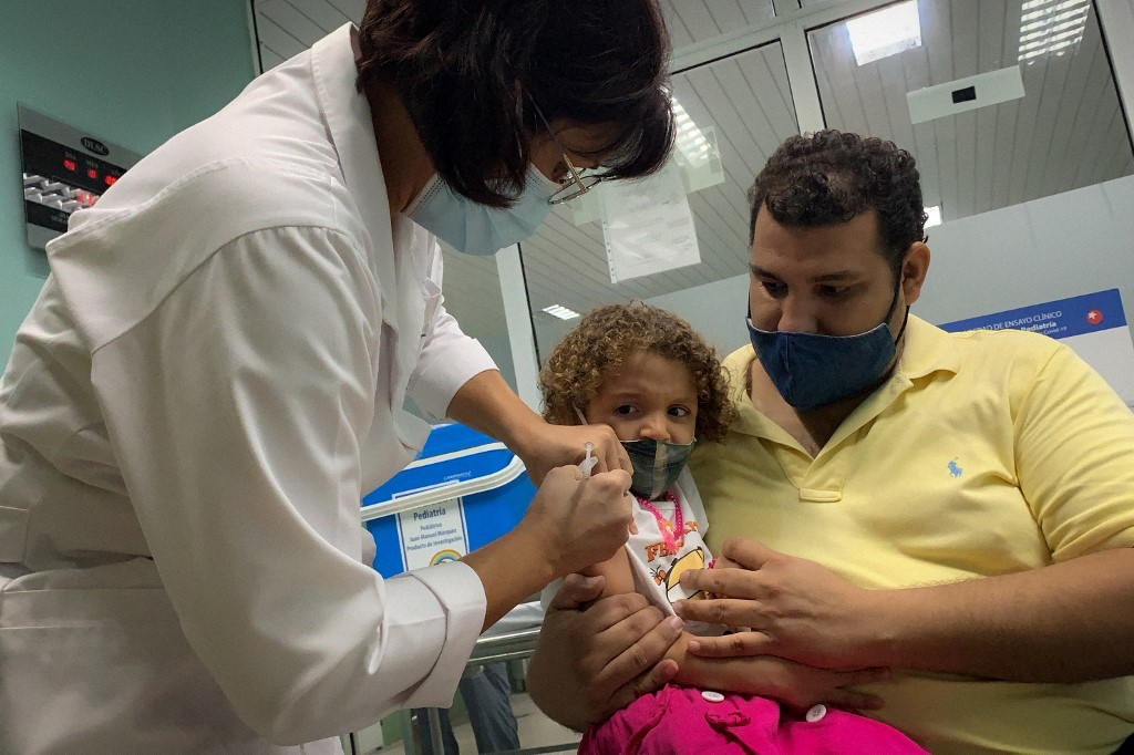 Una niña de tres años recibe la vacuna Soberana Plus en La Habana como parte de un estudio de vacunación en menores. (Foto: Adalberto Roque/AFP)