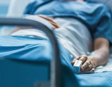 Hombre que padeció covid-19 en dos ocasiones ahora sufre síndrome de estrés postraumático