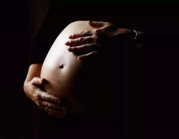 Ginecoobstetra es demandado por una mujer a cuya madre inseminó con su propio esperma