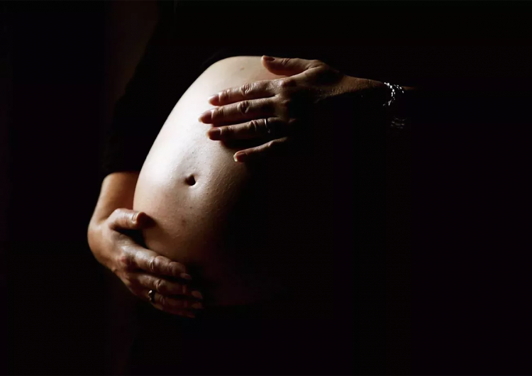Ginecoobstetra es demandado por una mujer a cuya madre inseminó con su propio esperma