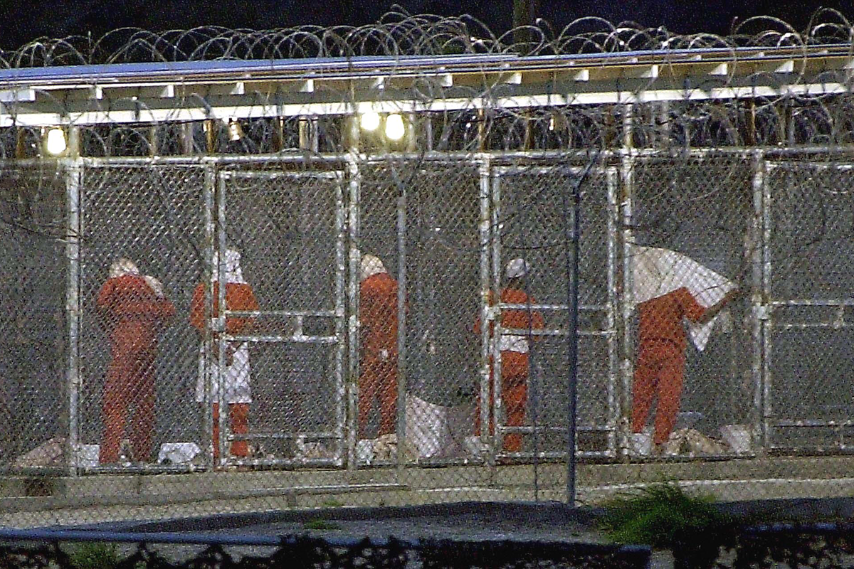 Archivo. Presos en el Centro de detención de Guantánamo. (Foto: Peter Muhly/AFP)