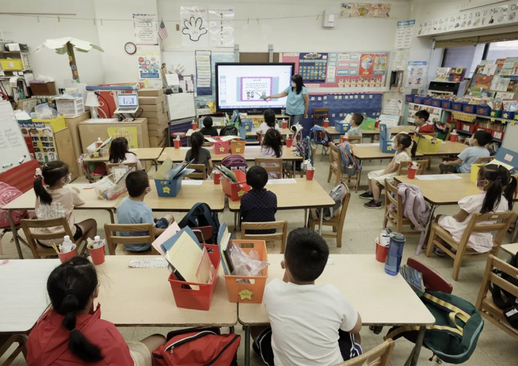 Estudio detalla cómo un maestro sin vacunar provocó un brote de covid-19 en toda una escuela