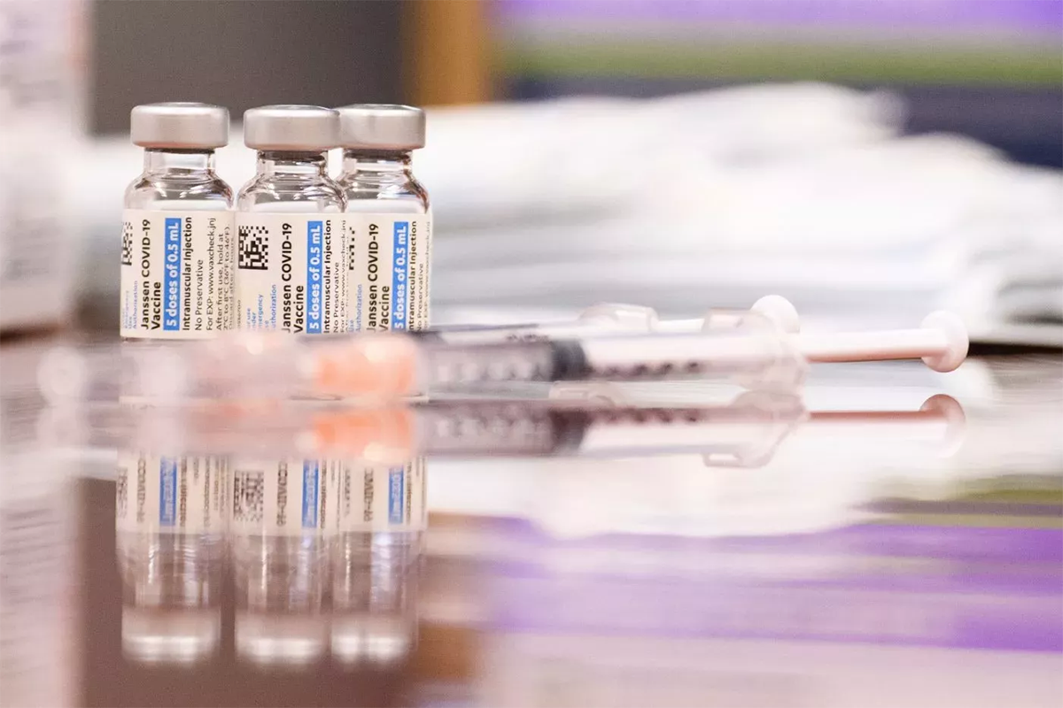 Ampolletas y jeringas de vacunas contra el covid-19 en una clínica de California. (Foto: Patrick T. Fallon/AFP/Getty)