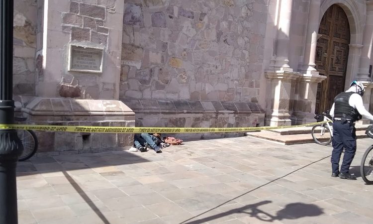 Hombre de 75 años muere a un costado de la Catedral de Aguascalientes