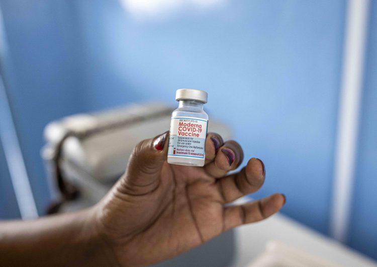 Regulador sanitario europeo aprueba tercera dosis de refuerzo de vacuna Moderna