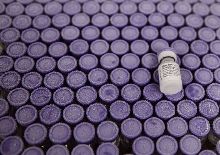 Tercera dosis de vacuna Pfizer contra covid-19 tiene un 95,6 % de eficacia: estudio