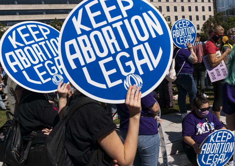EU: juez veta temporalmente ley que prohíbe mayoría de abortos en Texas