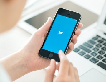 Twitter favorece contenido de políticos y medios de derecha: estudio interno