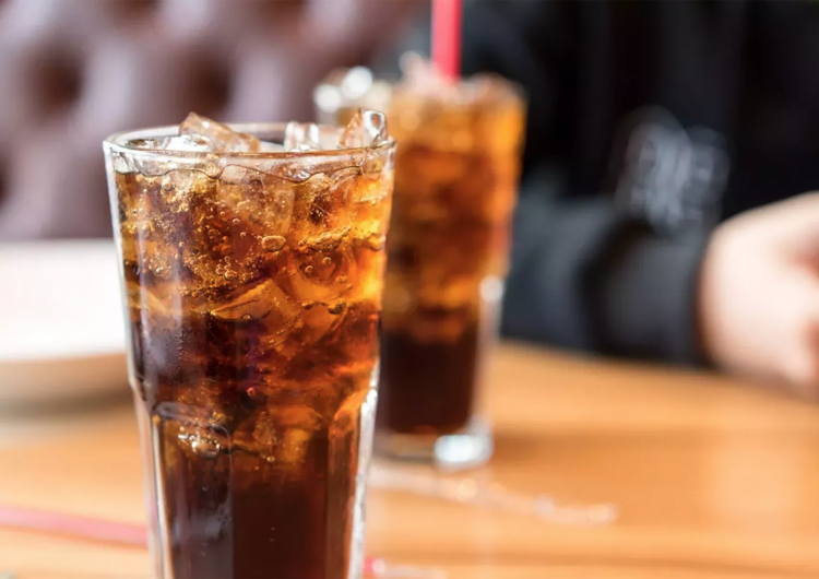 Las bebidas ‘dietéticas’ aumentan el hambre de las mujeres y de personas con obesidad: estudio