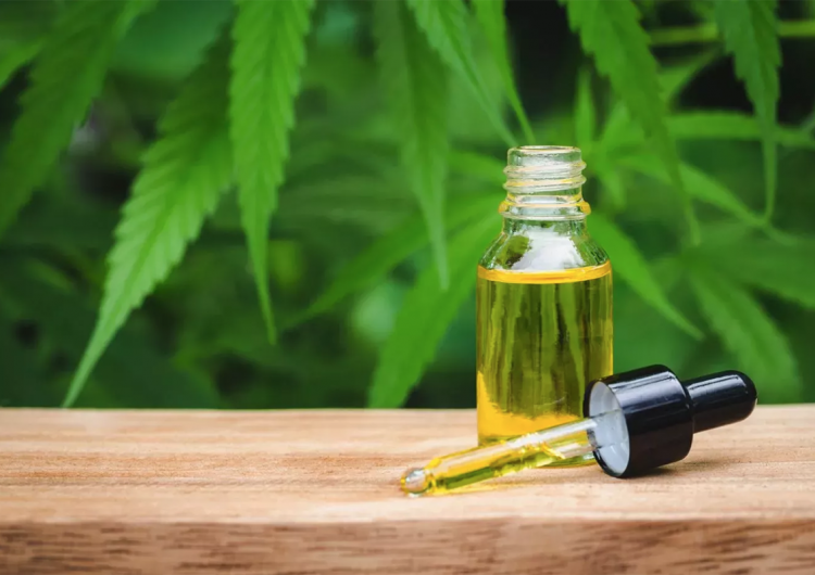 El cáncer pulmonar de una mujer se redujo tras tomar cannabidiol; científicos recomiendan precaución