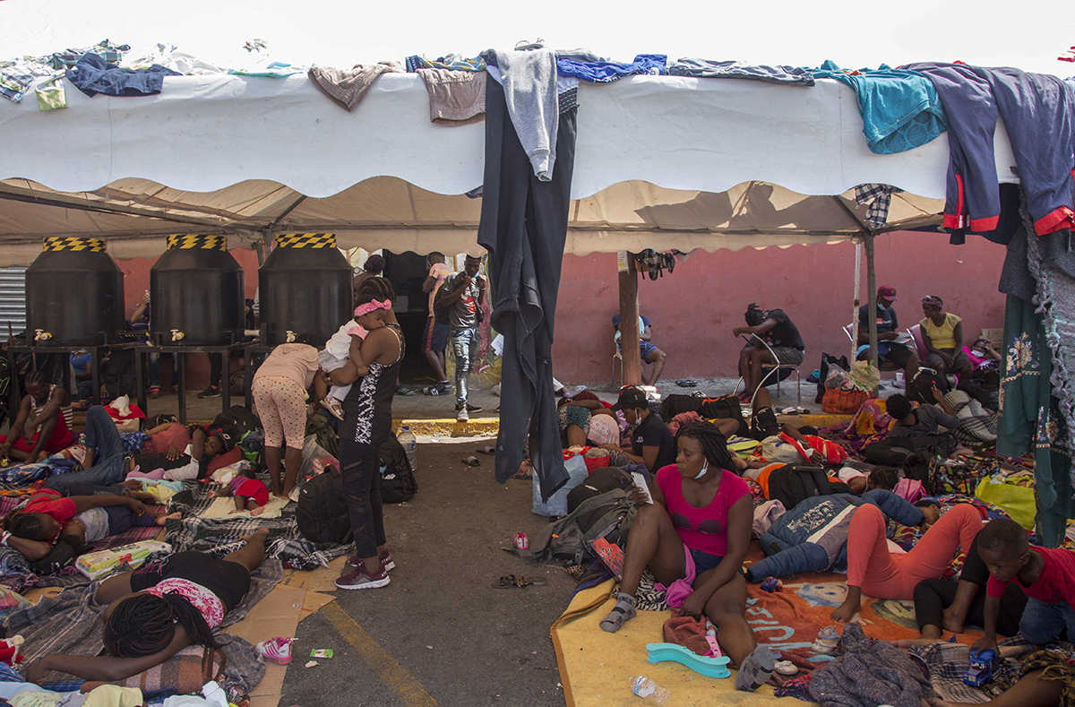 Refugio de personas migrantes originarias de Haití. Monterrey, México, 27 de septiembre de 2021. (Foto: Julio César Aguilar/AFP)