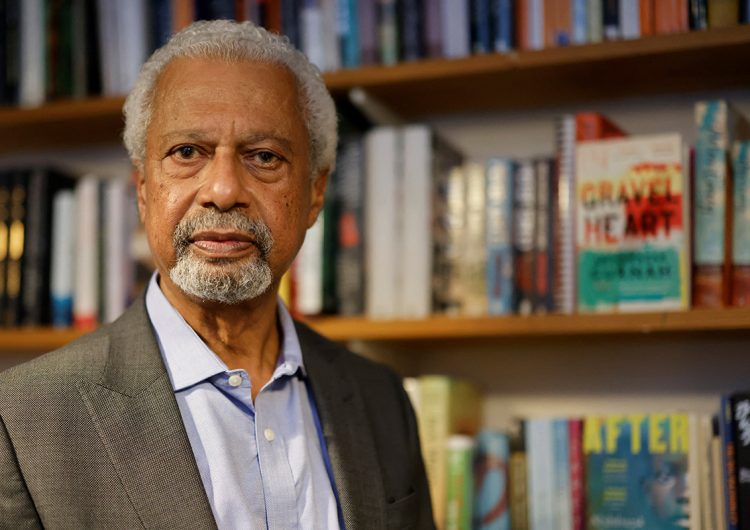 ‘La ausencia de obra en español del Nobel de Literatura, muestra del racismo editorial’