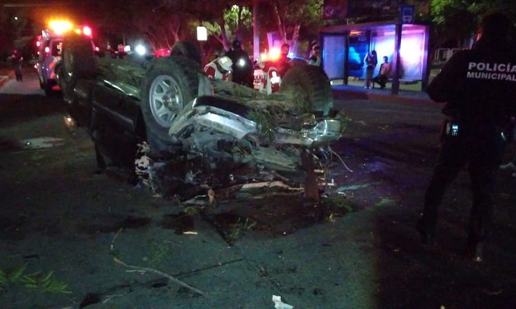 Adolescente de 16 años vuelca camioneta en Av. López Mateos
