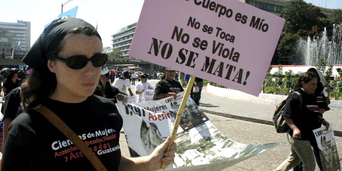 Una mujer sostiene un cartel durante una marcha realizada en el Centro Historico ubicado en el centro de Ciudad de Guatemala. (Foto: Johan Ordonez/AFP)