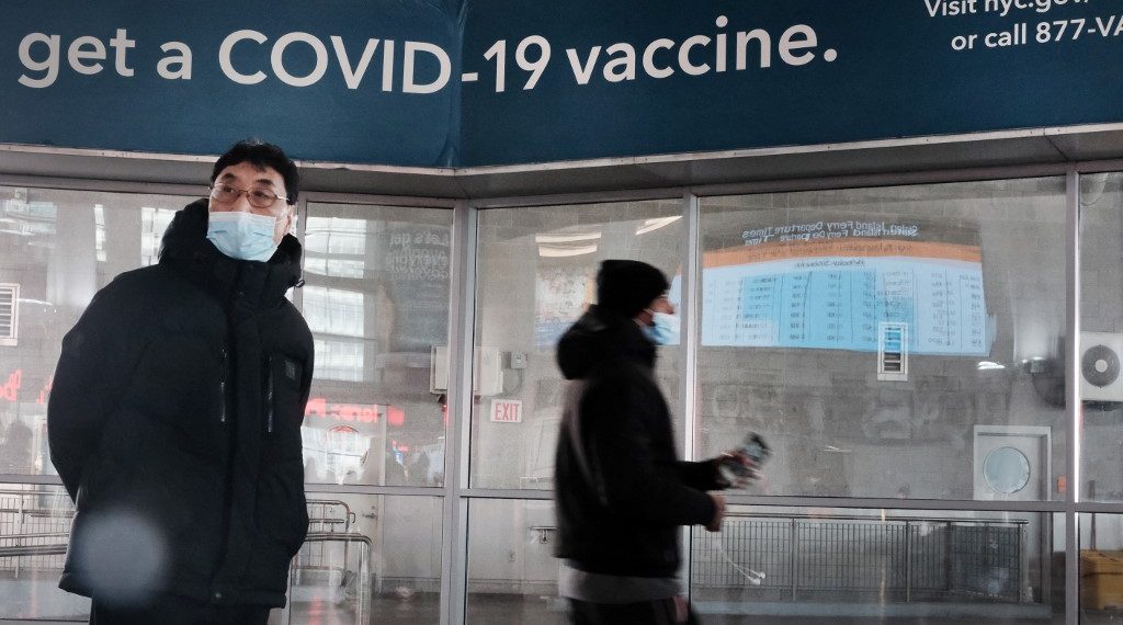 Las vacunas siguen siendo una excelente manera de prevenir cualquier complicación de covid-19. (Foto: Spencer Platt/AFP)