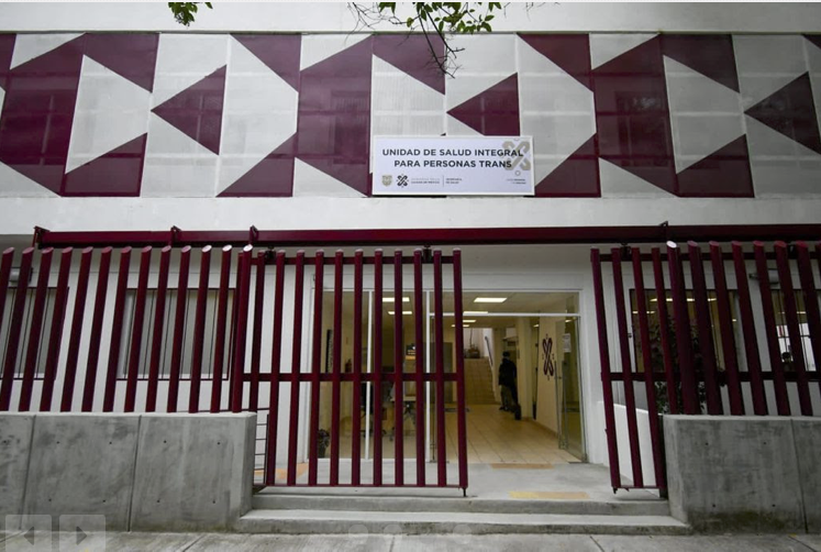 Instalada en un edificio de dos plantas en el centro de la ciudad, la clínica cuenta con dos médicos generales y cuatro especialistas.
Foto: Gobierno de la CDMX