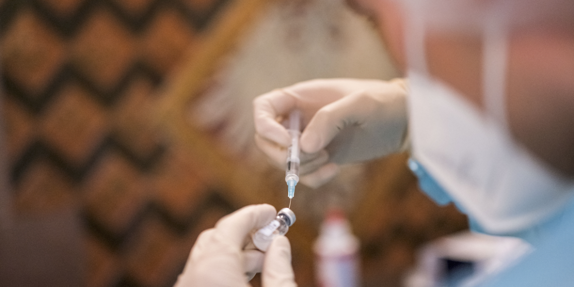 No se produjo ninguna reacción de anafilaxia entre los 306 pacientes, con 587 dosis de vacuna administradas. Foto: Thomas Lohnes/AFP