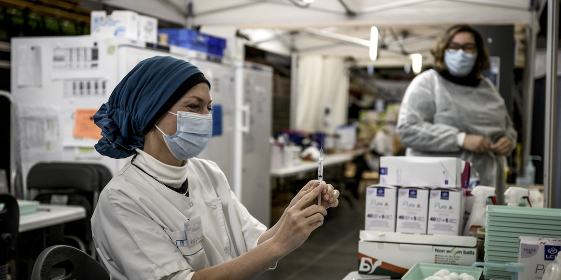 La goma contiene copias de la proteína ACE2 en las superficies celulares, que es la proteína "pico" que el coronavirus utiliza para romper en las células e infectarlas. (Foto: Jeff Pachoud/AFP)