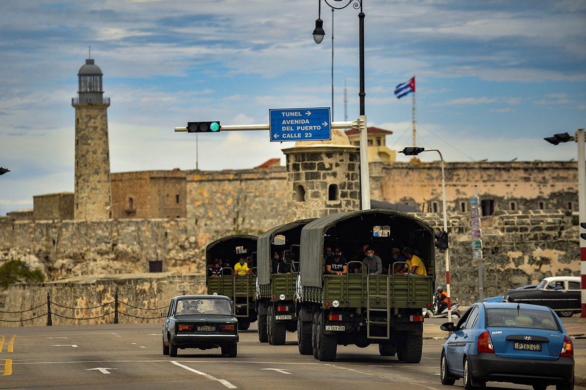 Férrea vigilancia antimanifestaciones en las calles de Cuba el pasado 15 de noviembre. (Foto: Yamil Lage/AFP)