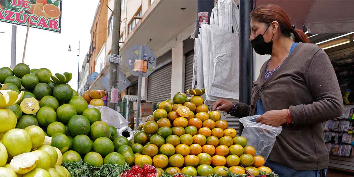 Poblanos en dificultades para comprar despensa, frutas y verduras